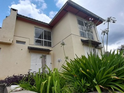 CASA EN VENTA EN TANTI- CALLE MENDOZA- CENTRO